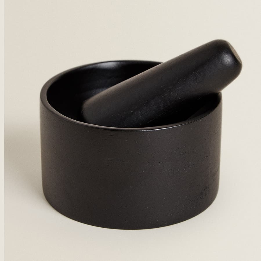 Деревянный пестик и ступка