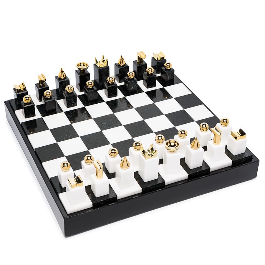 Шахматы с декором из золота
