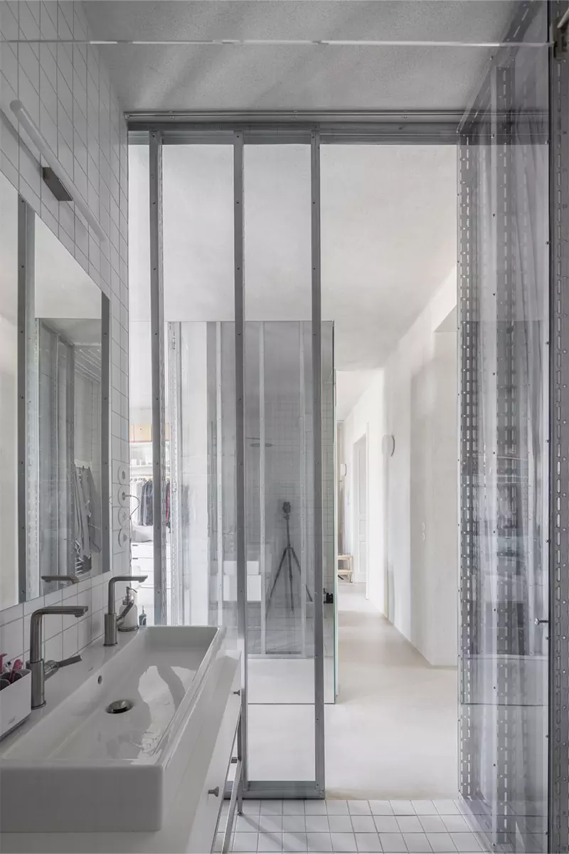 Динамичный интерьер квартиры с перегородками из стекла и металла — проект студии Kilo / Honč