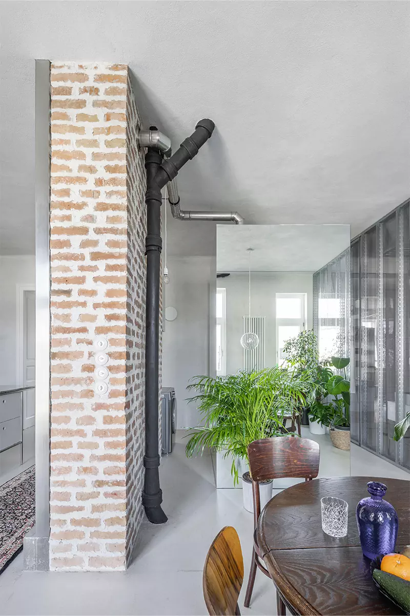 Динамичный интерьер квартиры с перегородками из стекла и металла — проект студии Kilo / Honč