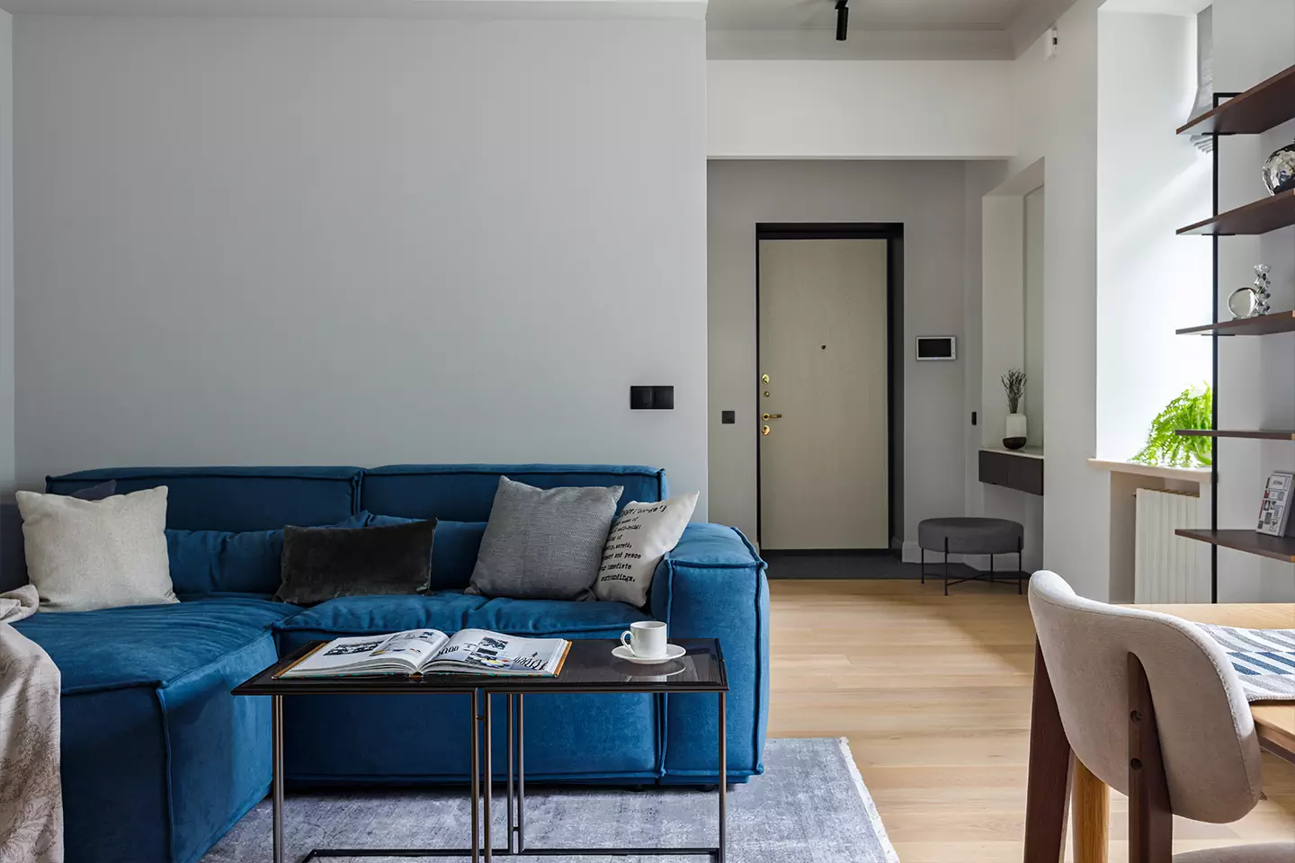 Расслабляющий интерьер квартиры с проходной кухней — проект I+E Spaces Studio