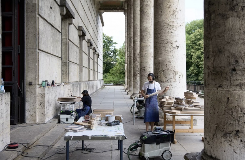 В Haus der Kunst открылась выставка стульев Мартино Гампера