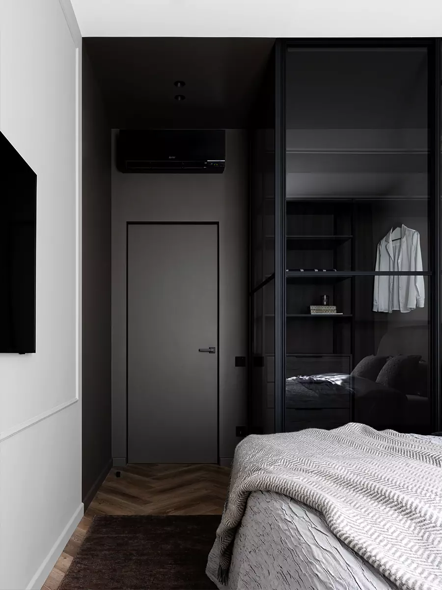 Монохромный интерьер квартиры с эффектным камином в гостиной — проект Яны Родзевич