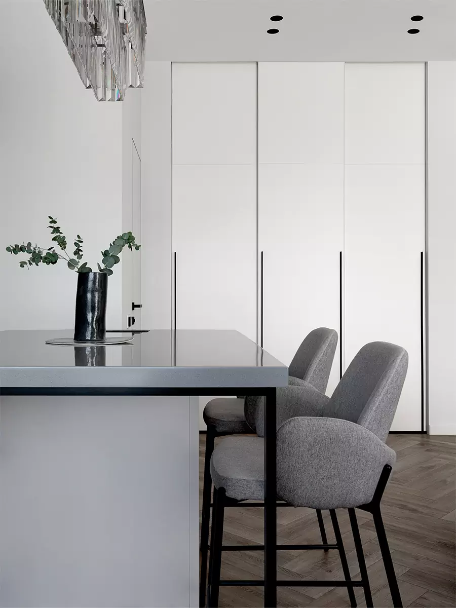 Монохромный интерьер квартиры с эффектным камином в гостиной — проект Яны Родзевич