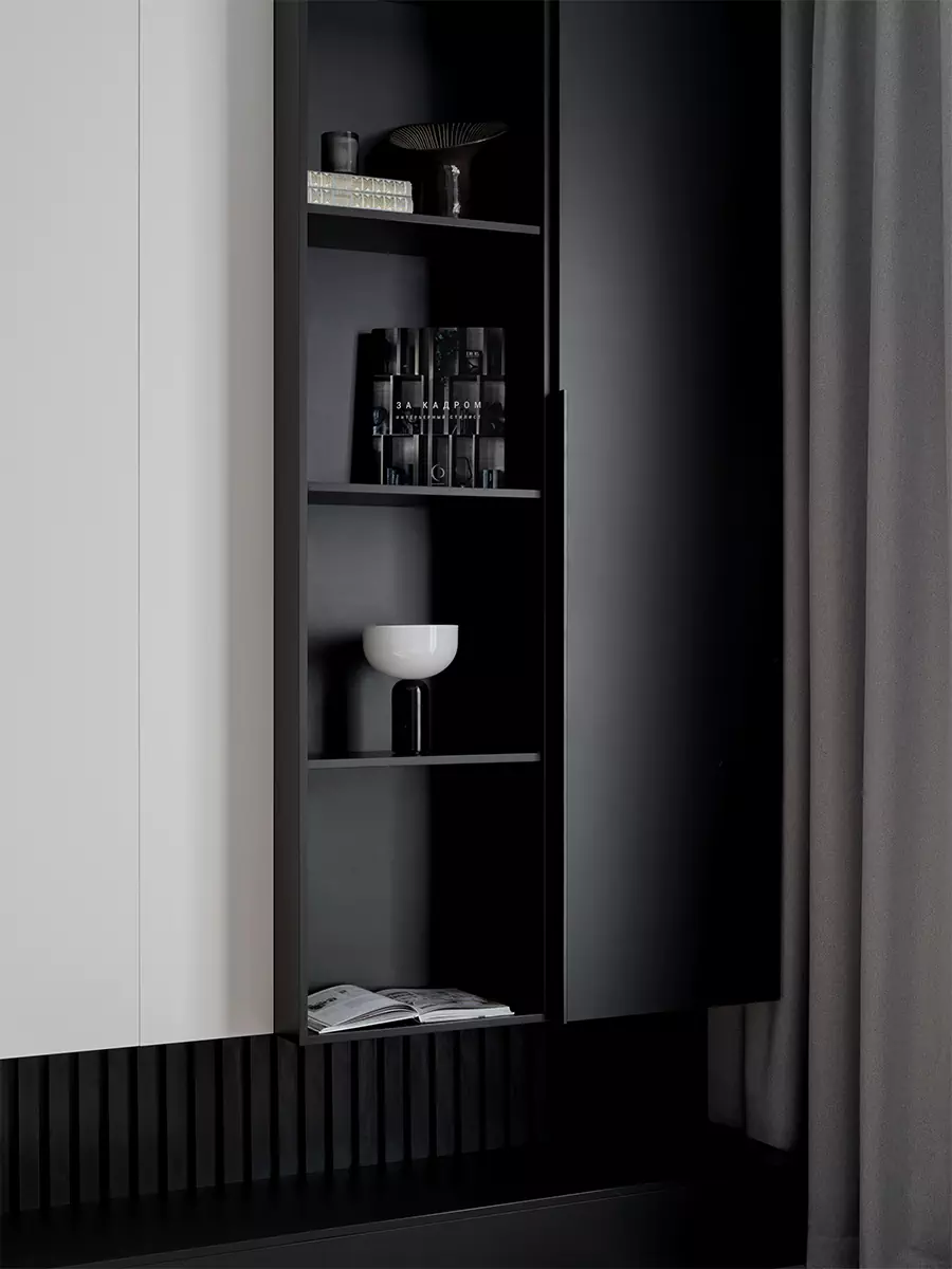 Монохромный интерьер квартиры с эффектным камином в гостиной — проект Яны Родзевич