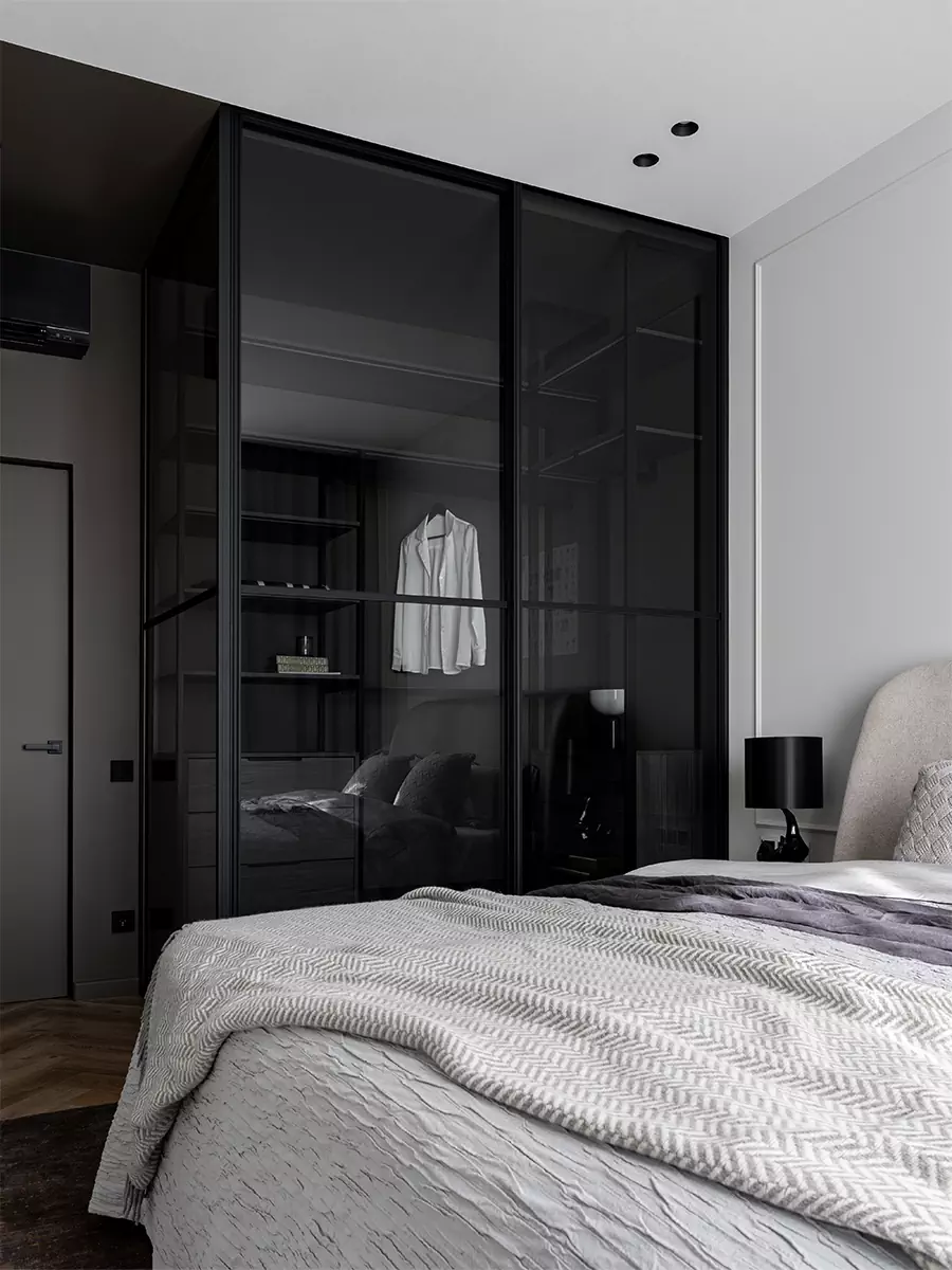 Монохромный интерьер квартиры с эффектным камином в гостиной — проект Яны Родзевич