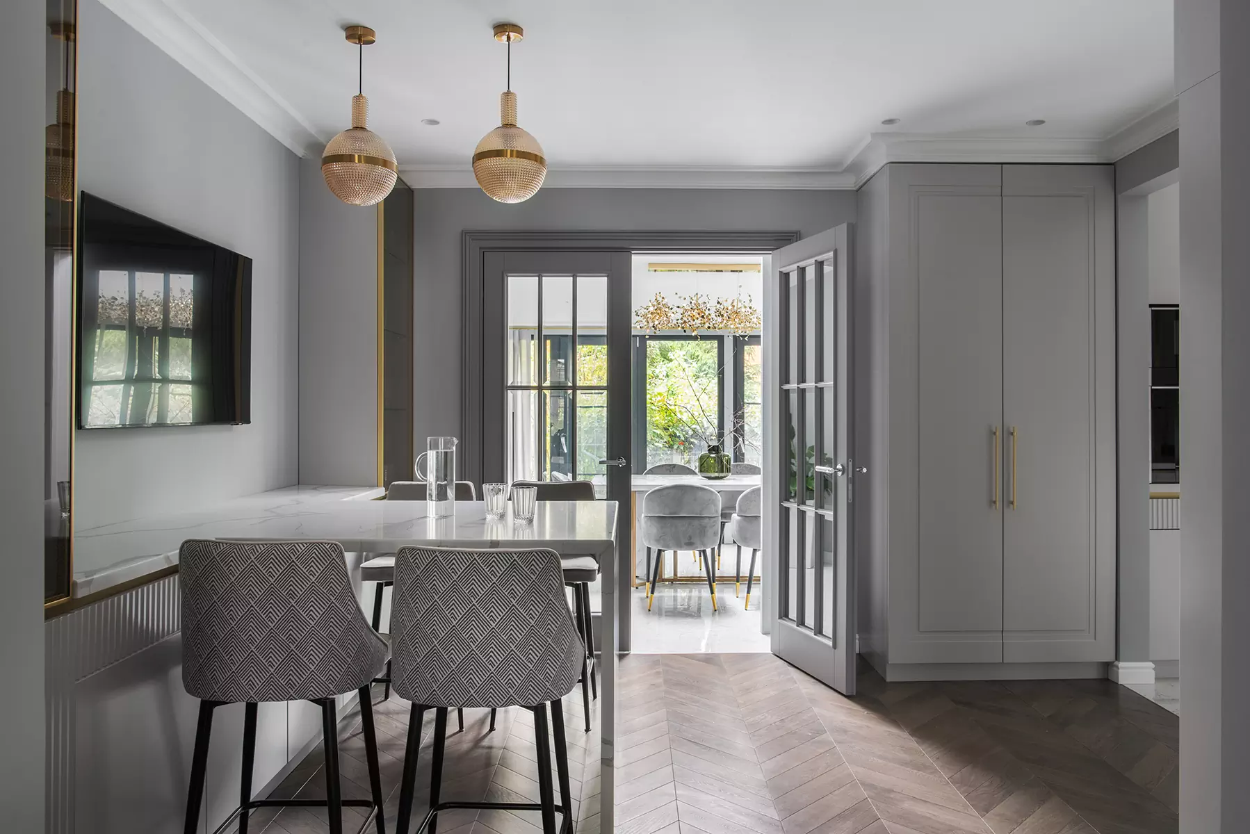 Разнообразие фактур в интерьере трехэтажного таунхауса в Одинцово — проект Натальи Чусовой и Марии Вакар