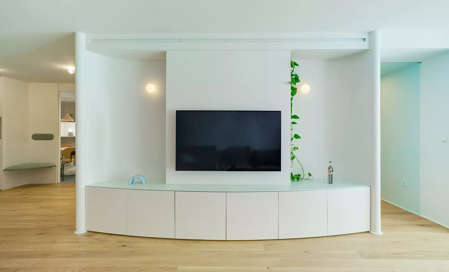 Аквамариновые акценты в интерьере квартиры с приморской атмосферой — проект Laura Ortín Arquitectura