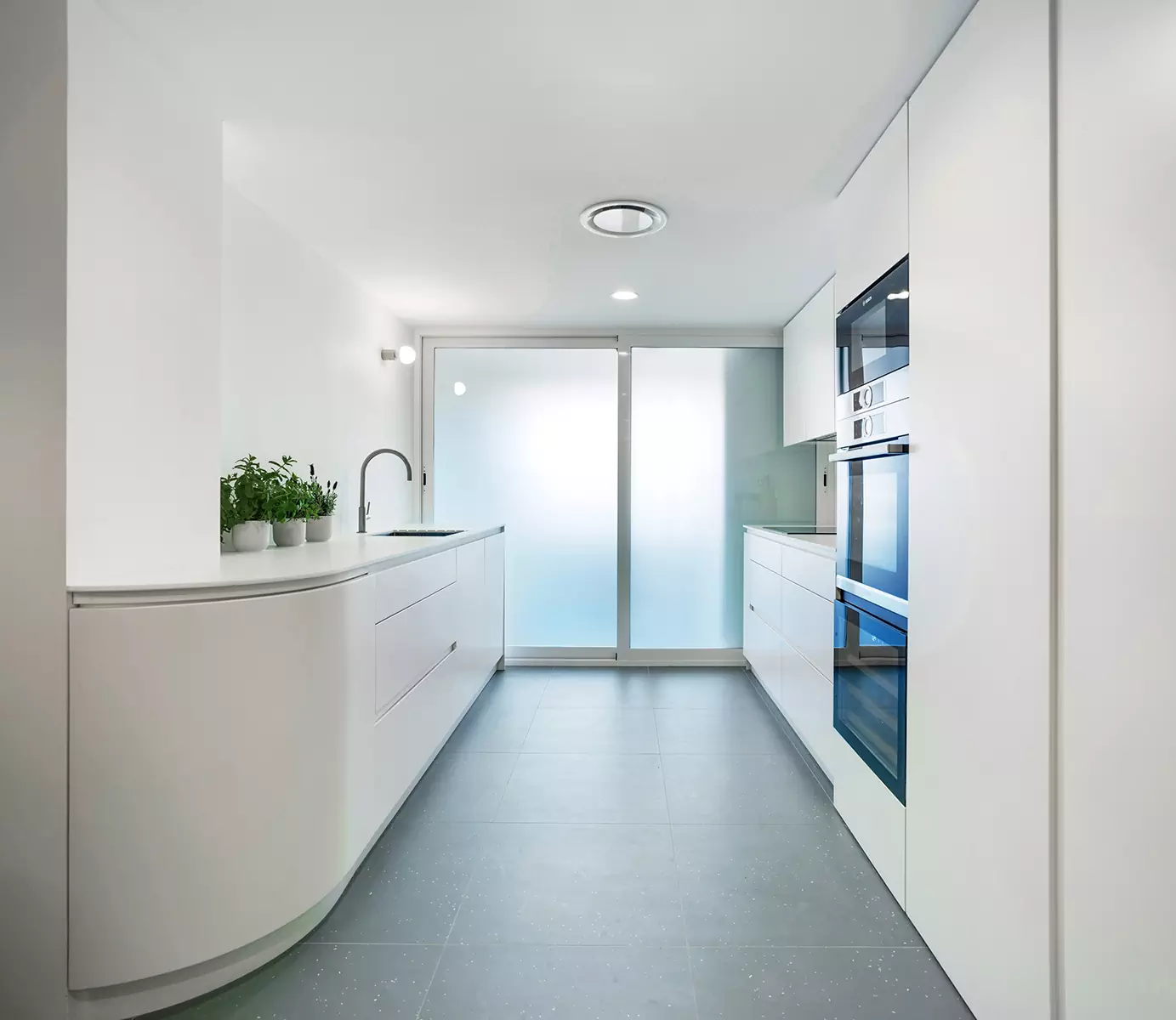 Аквамариновые акценты в интерьере квартиры с приморской атмосферой — проект Laura Ortín Arquitectura