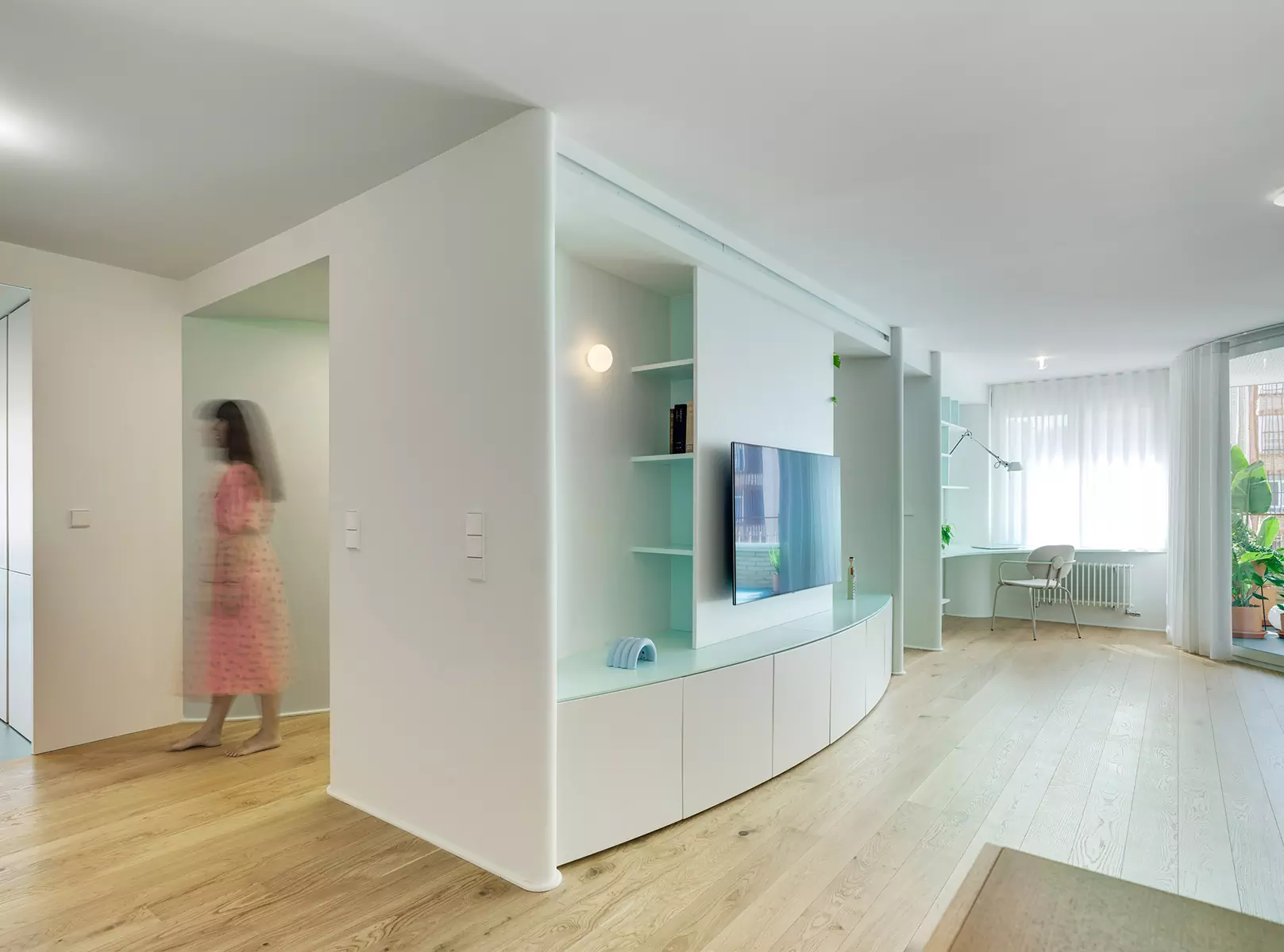 Аквамариновые акценты в интерьере квартиры с приморской атмосферой — проект Laura Ortín Arquitectura