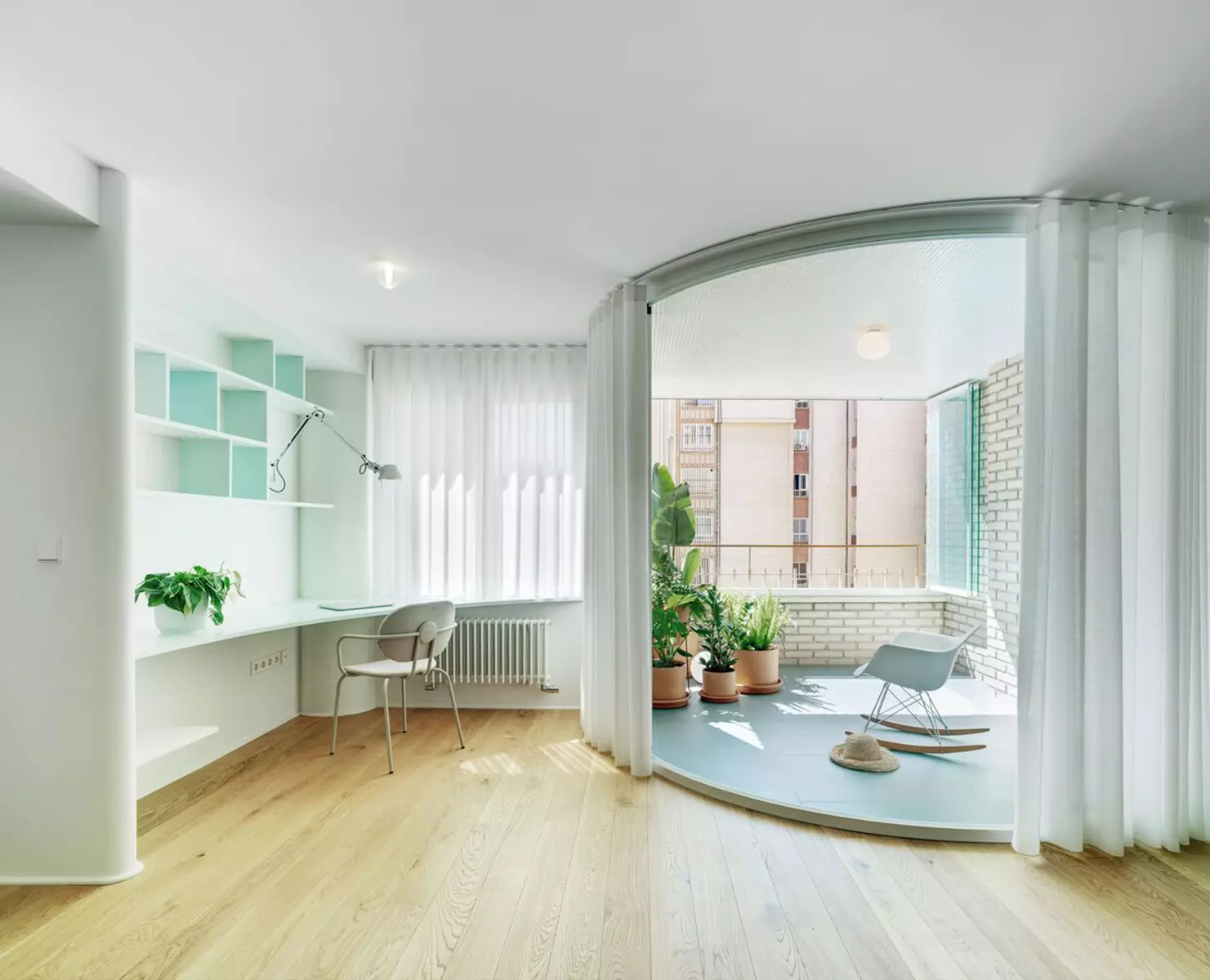 Аквамариновые акценты в интерьере квартиры с приморской атмосферой — проект Laura Ortín Arquitectura