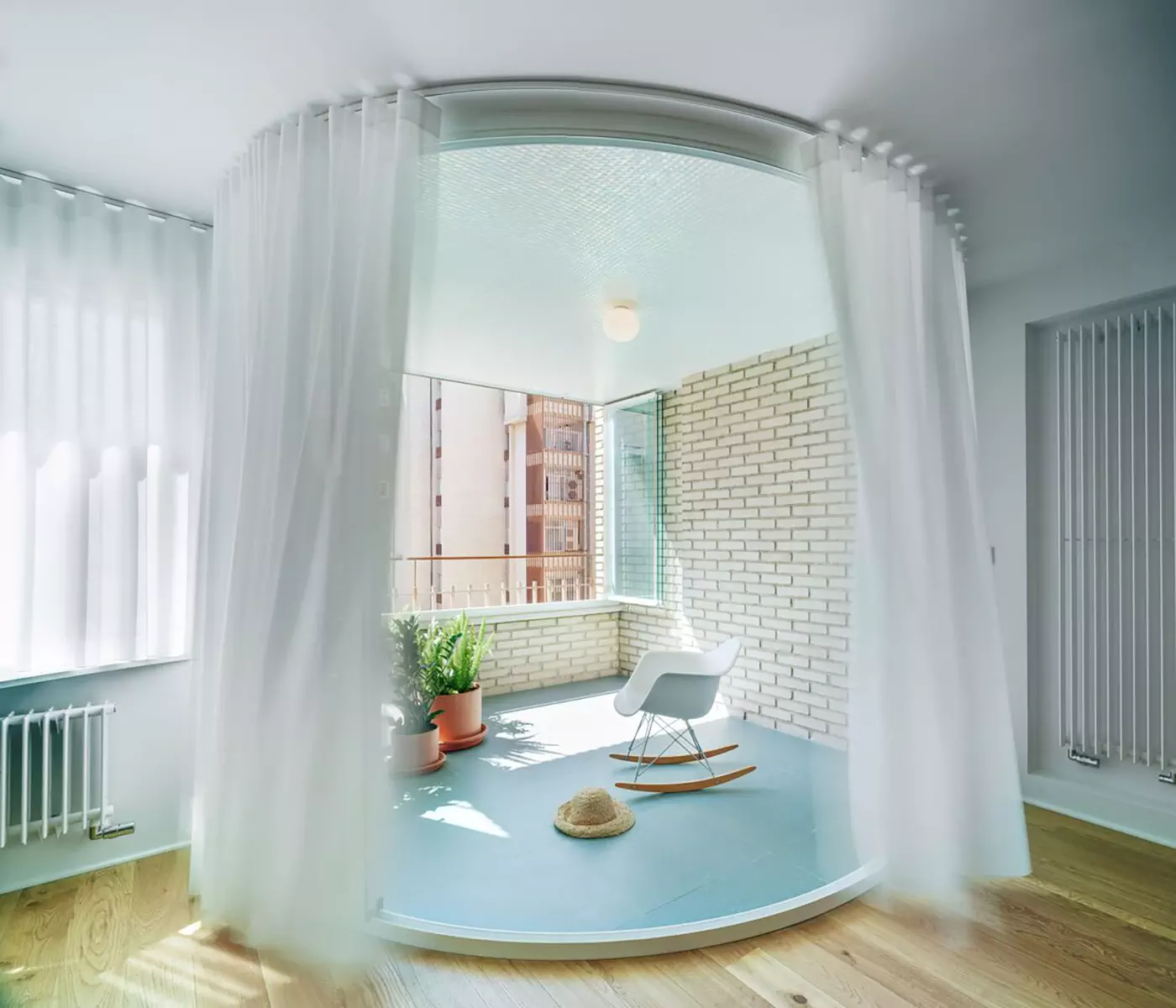 Аквамариновые акценты в интерьере квартиры с приморской атмосферой — проект Laura Ortín Arquitectura