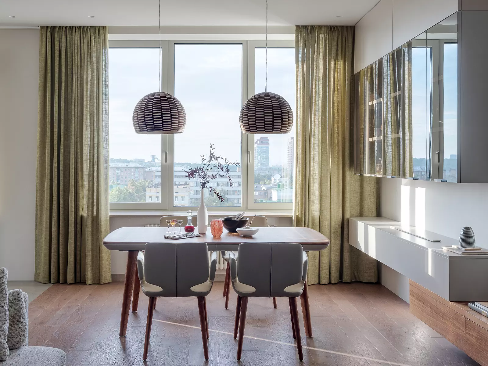 Гармоничный микс натуральных фактур в интерьере семейной квартиры — проект студии Goodone design