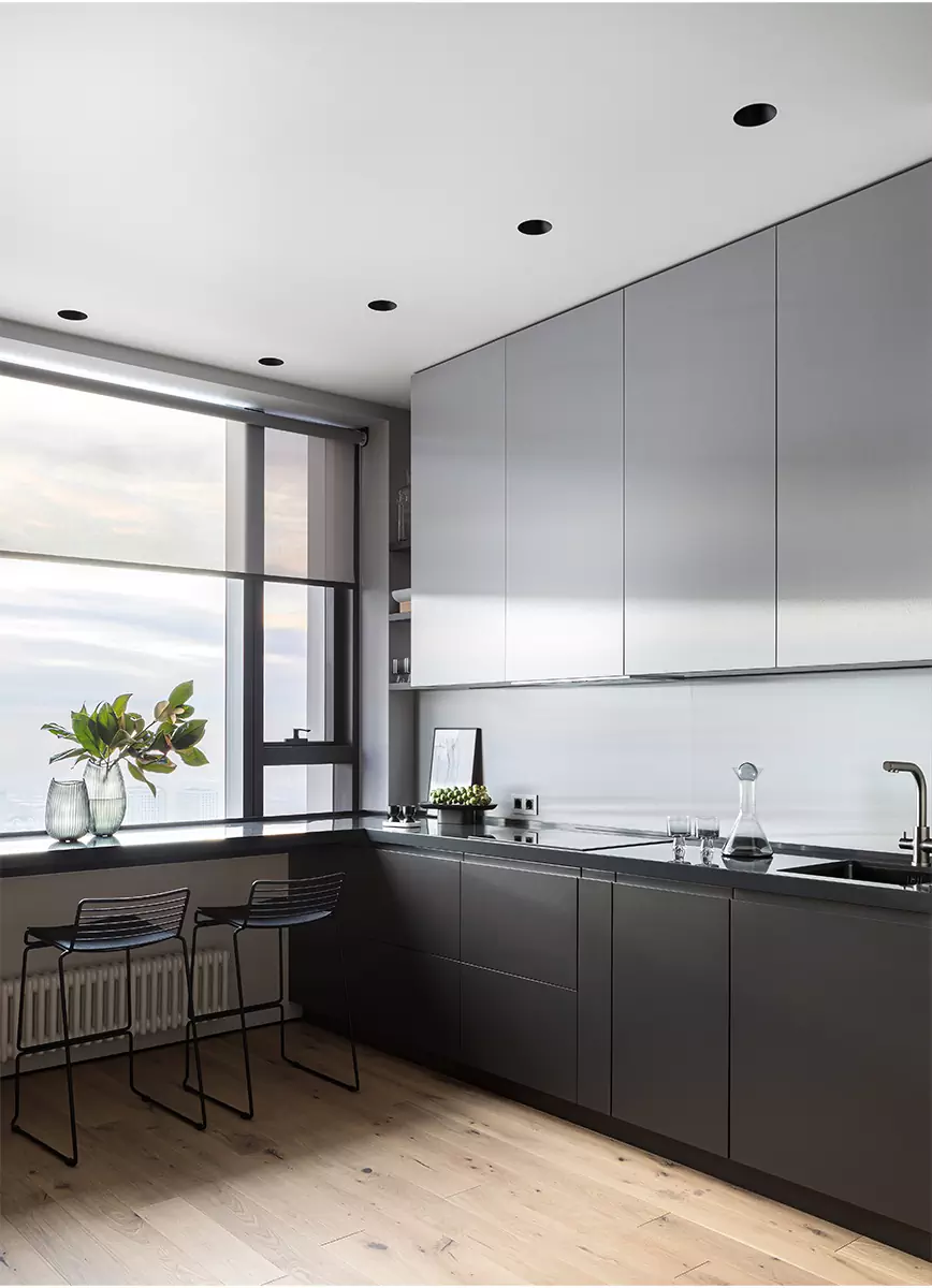 Уютный интерьер квартиры с акцентной стеной в ванной комнате — проект Brimmer Design Buro