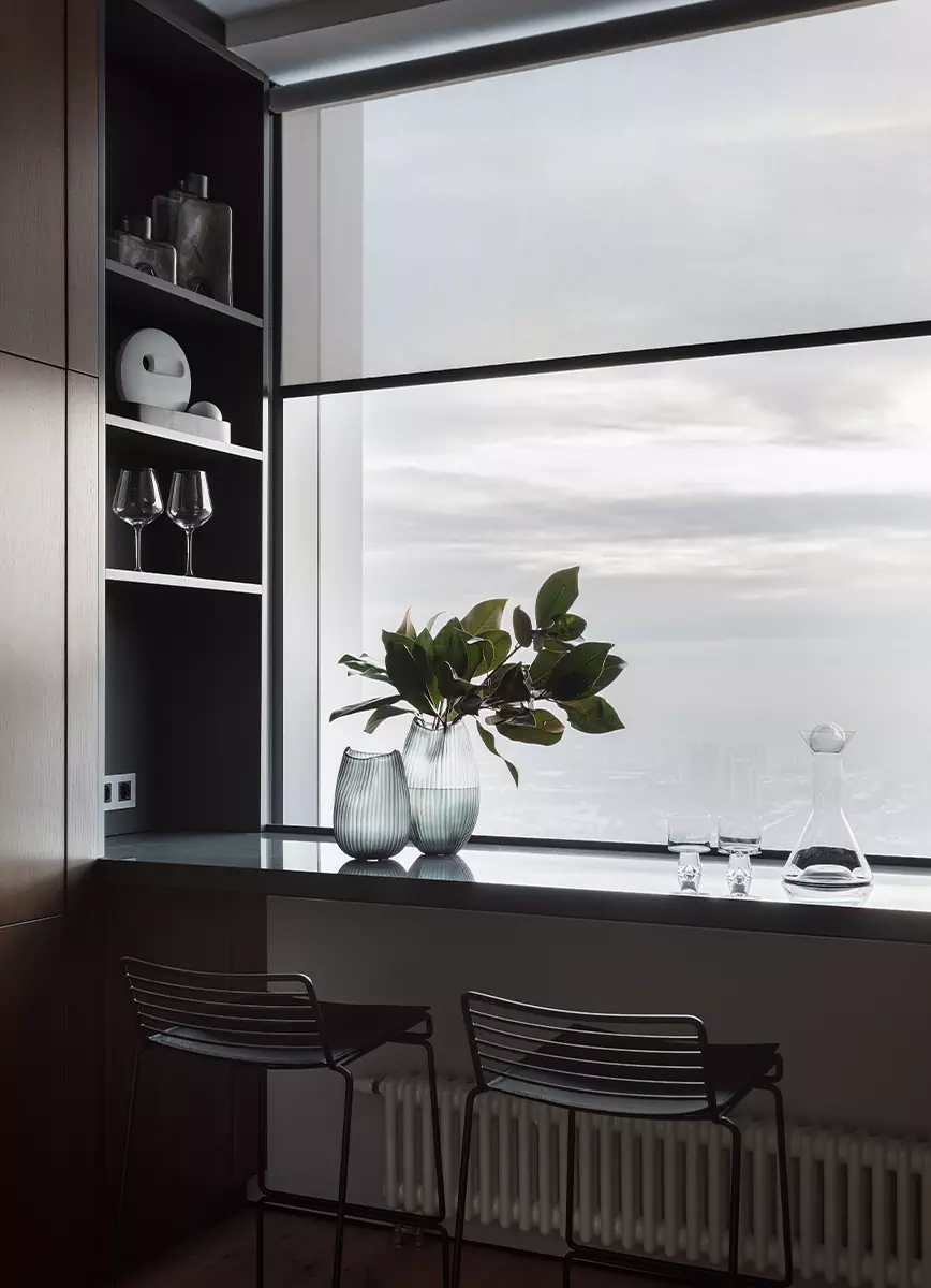 Уютный интерьер квартиры с акцентной стеной в ванной комнате — проект Brimmer Design Buro