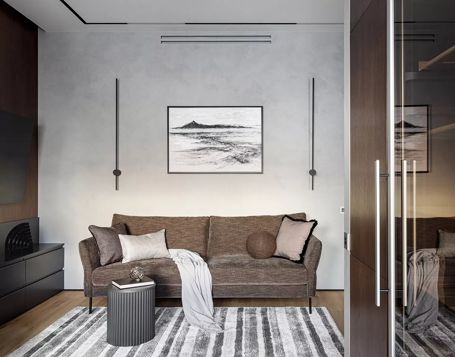 Уютный интерьер квартиры с акцентной стеной в ванной комнате — проект Brimmer Design Buro