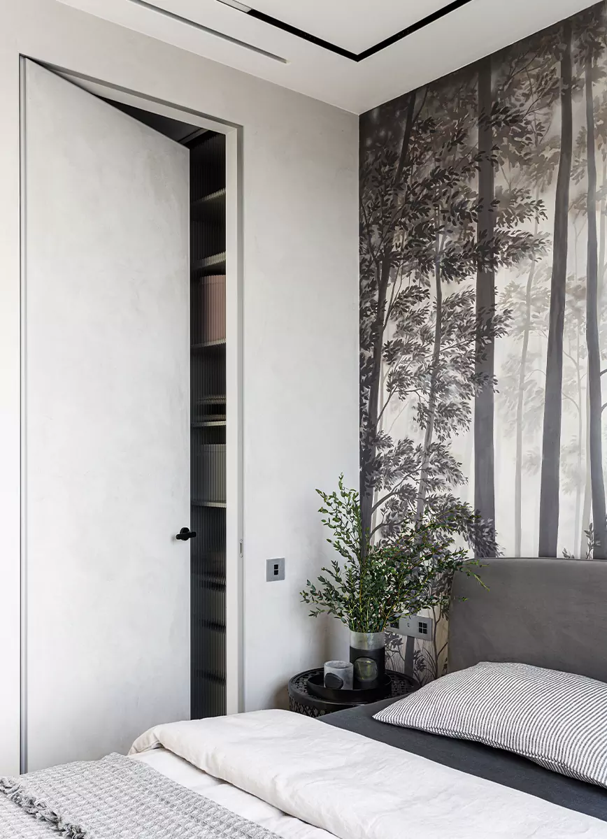 Уютный интерьер квартиры с акцентной стеной в ванной комнате — проект Brimmer Design Buro