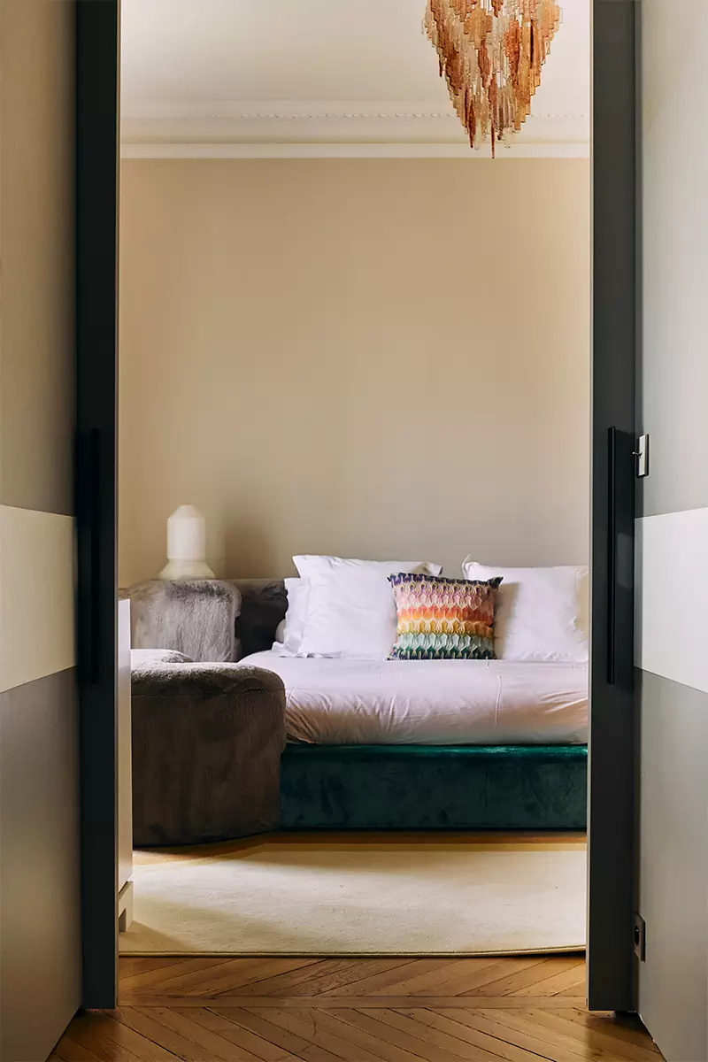 Буйство красок в интерьере парижской квартиры для двух ювелиров — проект коллектива Uchronia