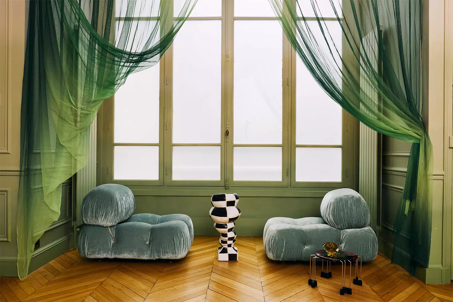 Буйство красок в интерьере парижской квартиры для двух ювелиров — проект коллектива Uchronia