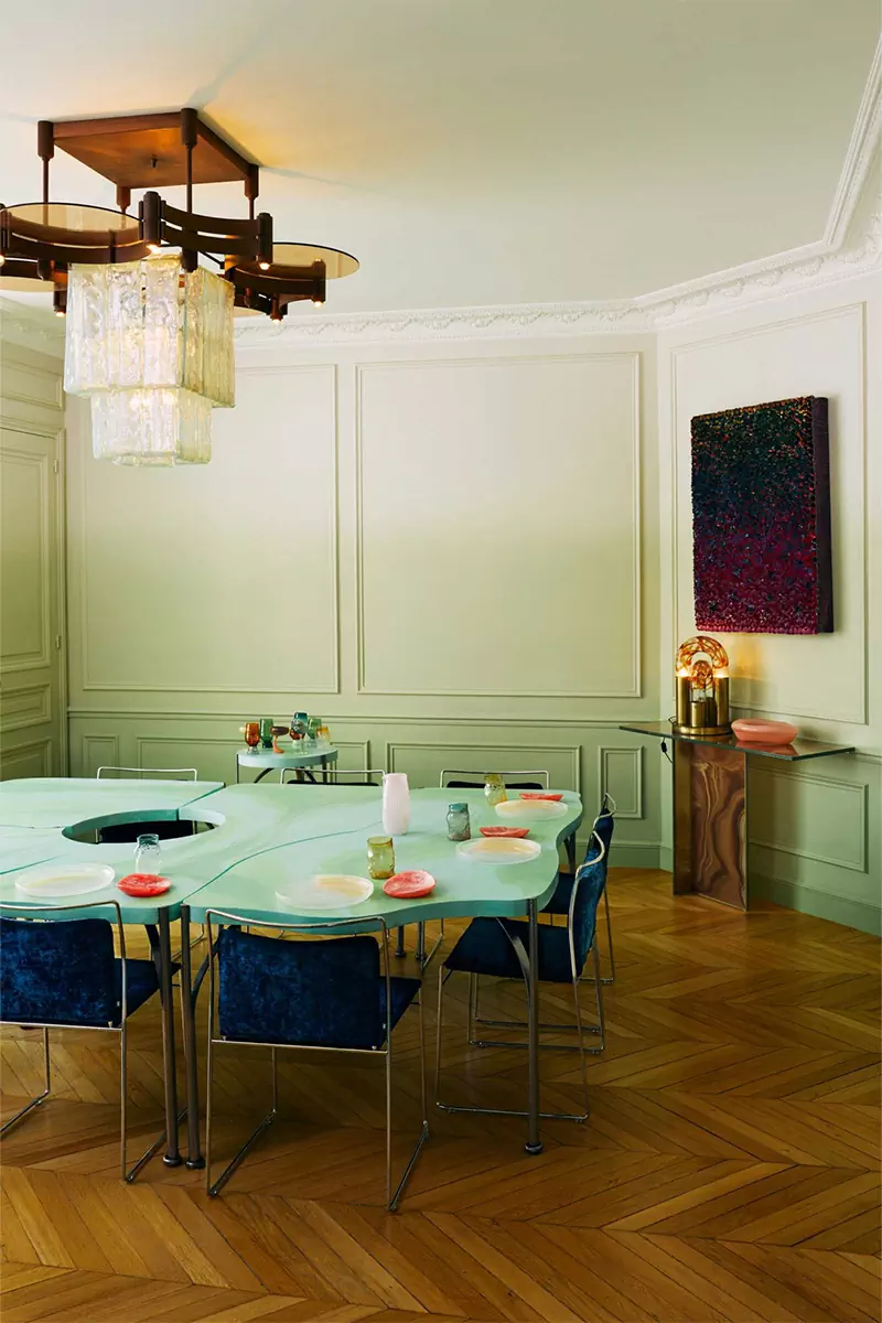 Буйство красок в интерьере парижской квартиры для двух ювелиров — проект коллектива Uchronia