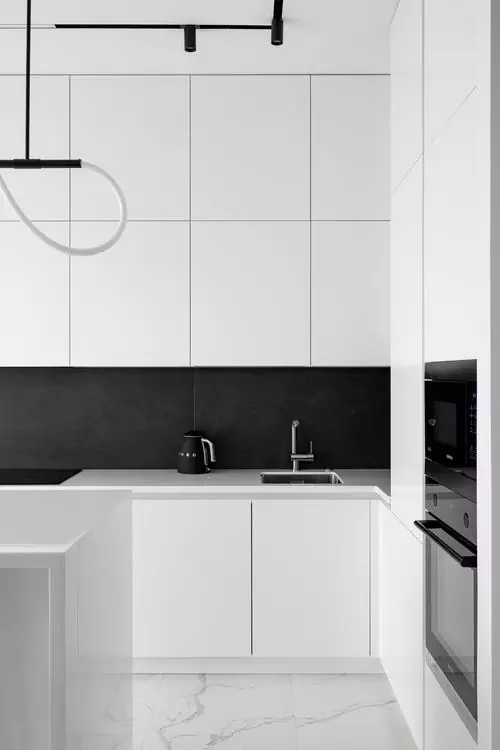 Монохромный интерьер квартиры с акцентной стеной в гостиной — проект Marble Design Studio