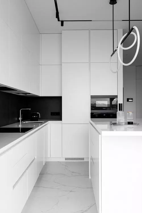 Монохромный интерьер квартиры с акцентной стеной в гостиной — проект Marble Design Studio