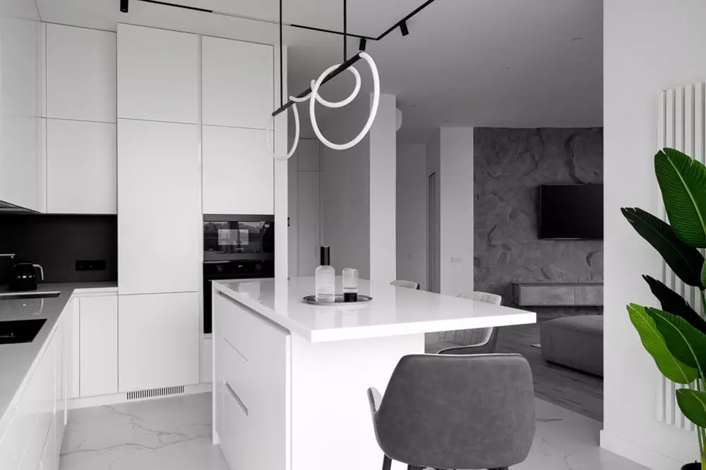 Монохромный интерьер квартиры с акцентной стеной в гостиной — проект Marble Design Studio