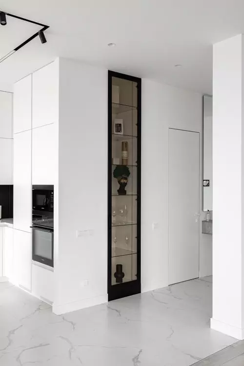 Монохромный интерьер квартиры с акцентной стеной в гостиной — проект Marble Design Studio