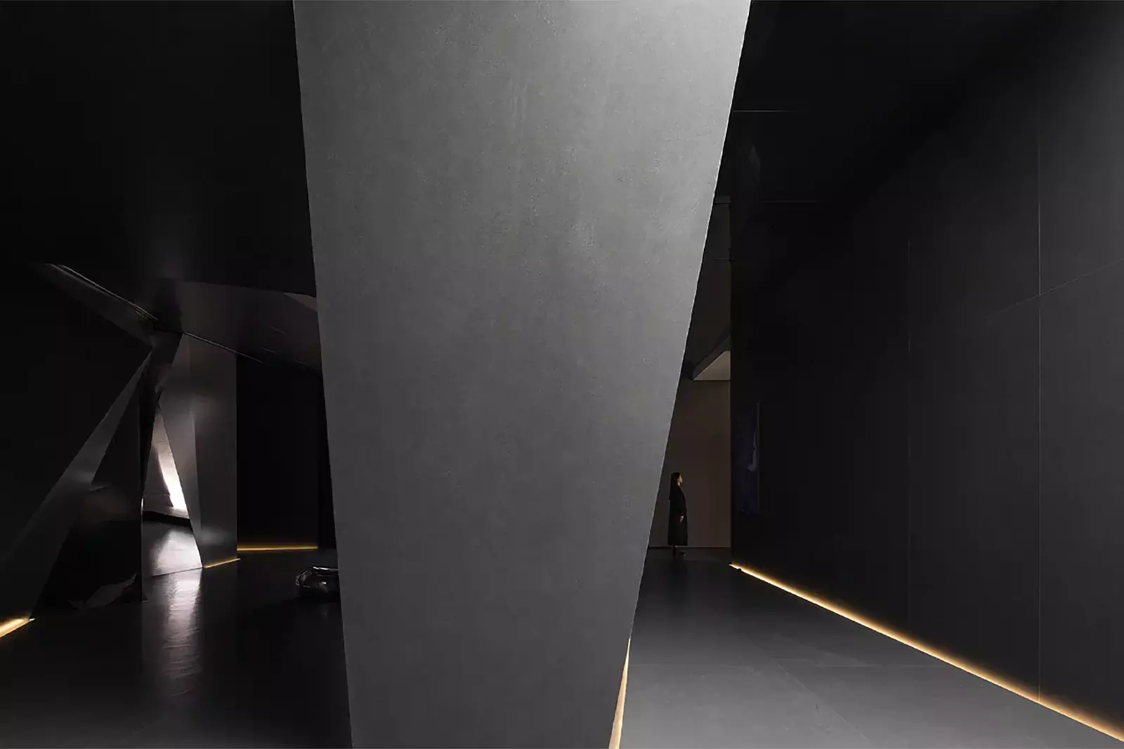 Ломаные линии и сложная геометрия в интерьере выставочного зала в Китае — проект Topway Space Design