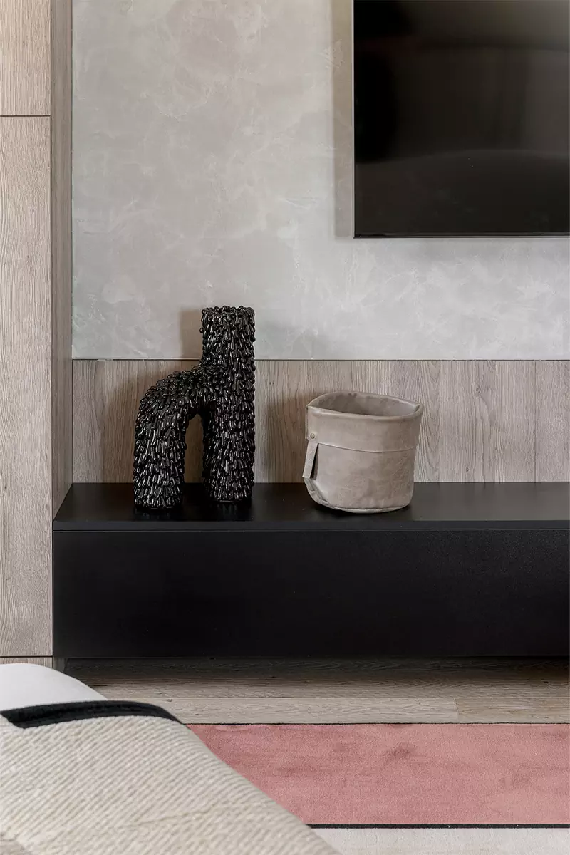 Интерьер семейной квартиры с акцентной покраской стен — проект Юлии Лезовой