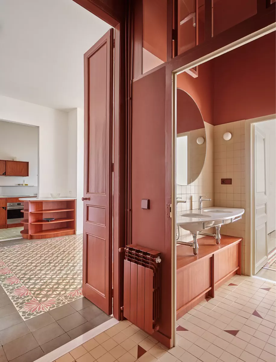 Двухцветный интерьер модернистской квартиры в Испании — проект Cierto Estudio