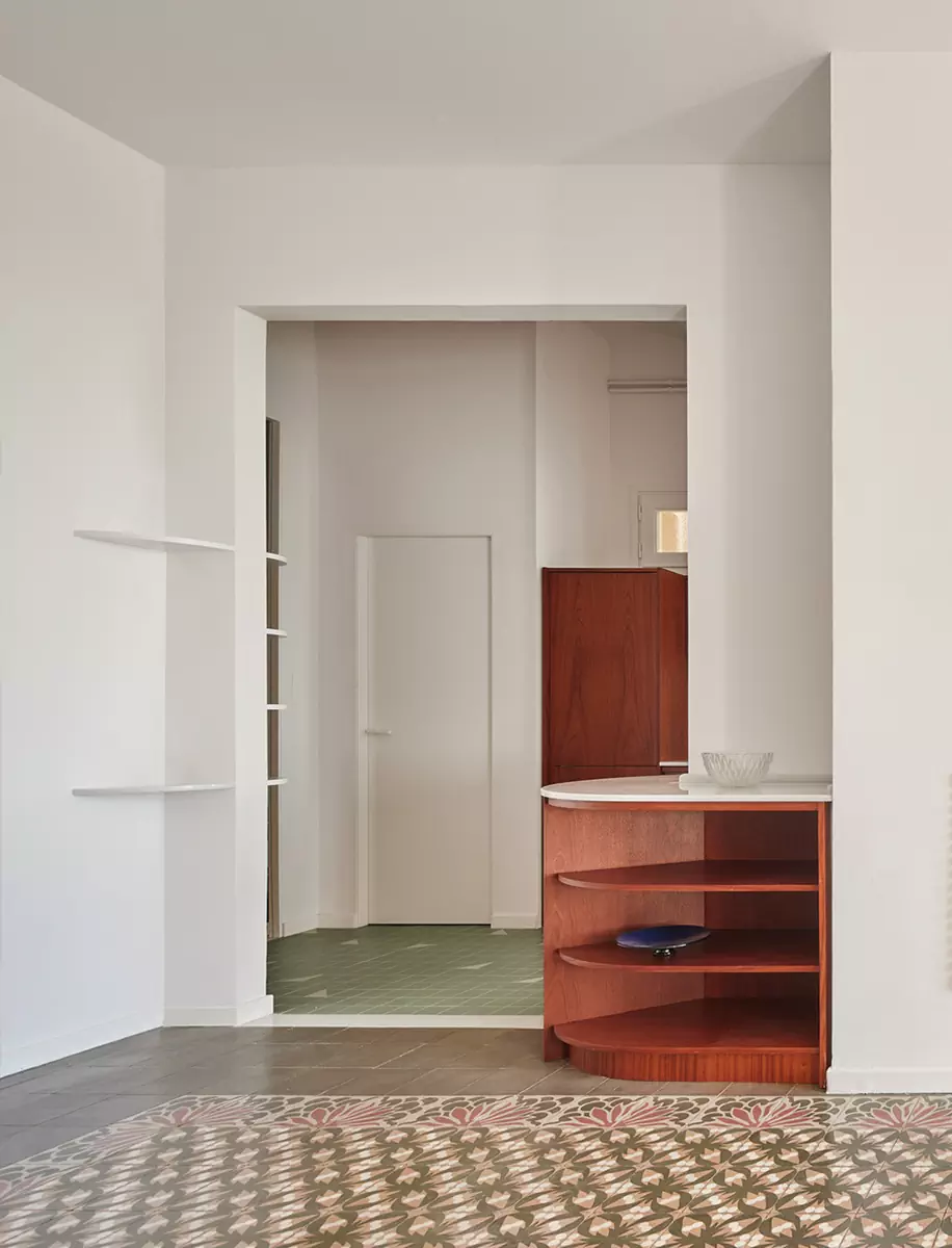 Двухцветный интерьер модернистской квартиры в Испании — проект Cierto Estudio