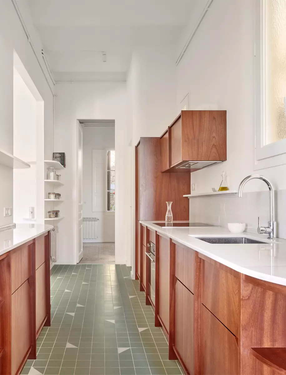 Двухцветный интерьер модернистской квартиры в Испании — проект Cierto Estudio