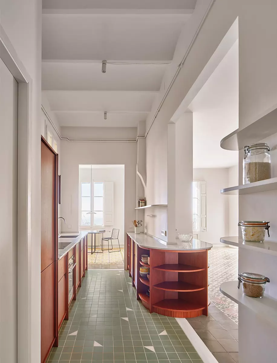 Двухцветный интерьер модернистской квартиры в Испании — проект Cierto Estudio