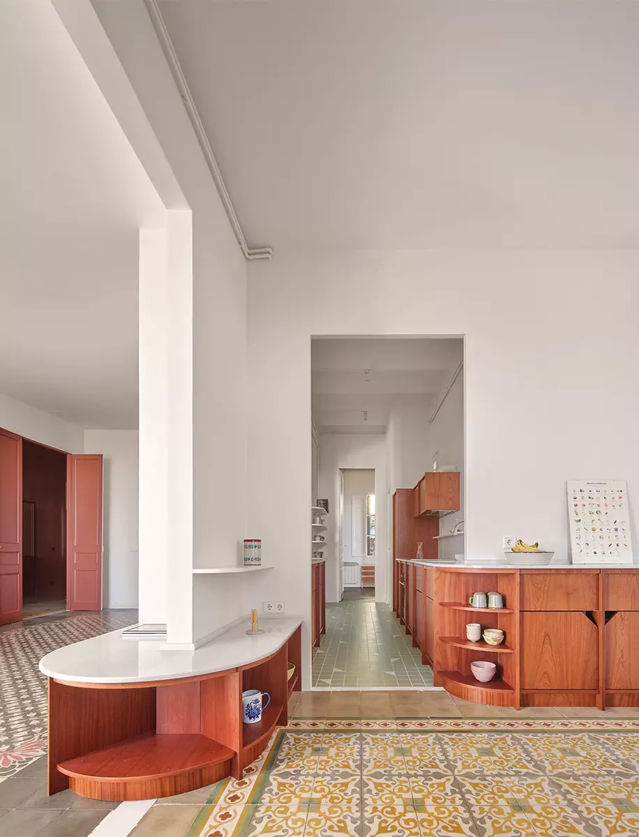 Двухцветный интерьер модернистской квартиры в Испании — проект Cierto Estudio