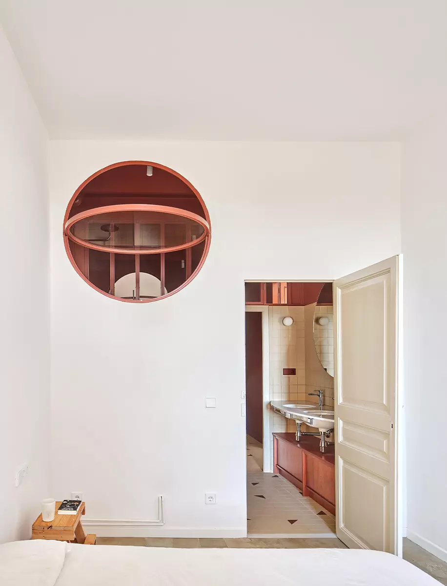 Двухцветный интерьер модернистской квартиры в Испании — проект Cierto Estudio