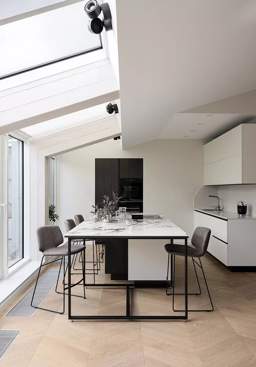 Наполненный светом интерьер мансардной квартиры в историческом доме — проект Аллы Сеничевой