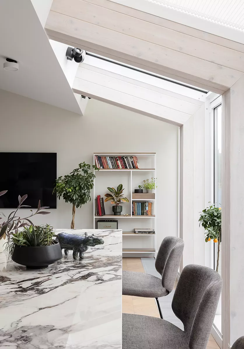 Наполненный светом интерьер мансардной квартиры в историческом доме — проект Аллы Сеничевой