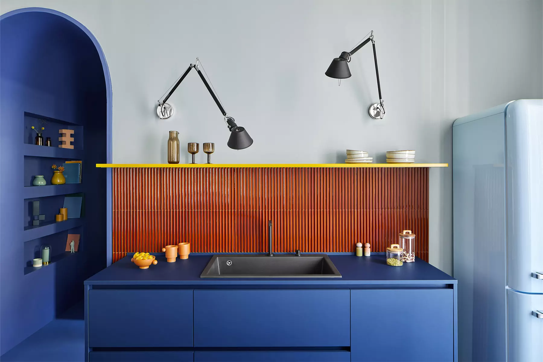 Интерьер в стиле ретро с яркими стенами и акцентной кухней — проект Chromastudio