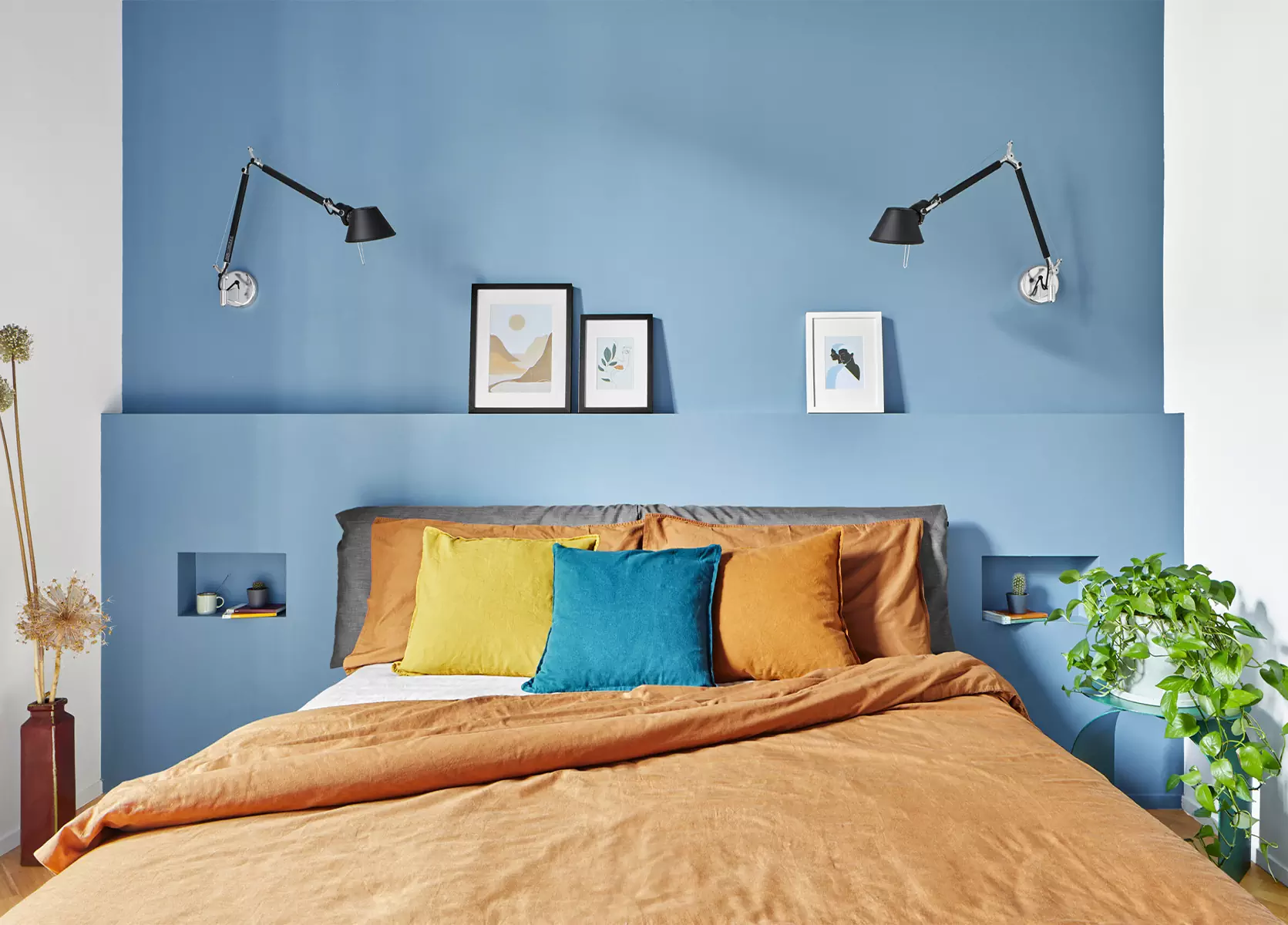 Интерьер в стиле ретро с яркими стенами и акцентной кухней — проект Chromastudio