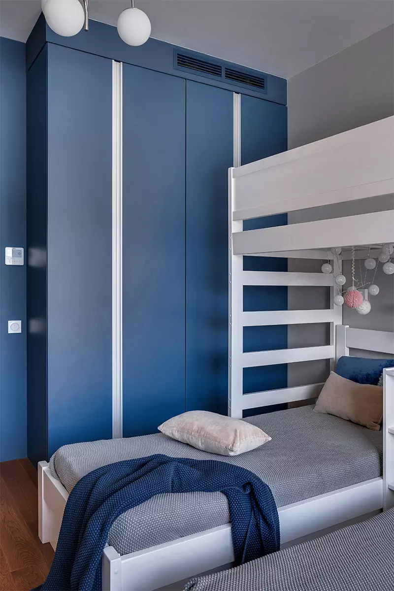 Вкрапления цвета в интерьере квартиры для семьи с тремя детьми — проект Ксении Харламовой