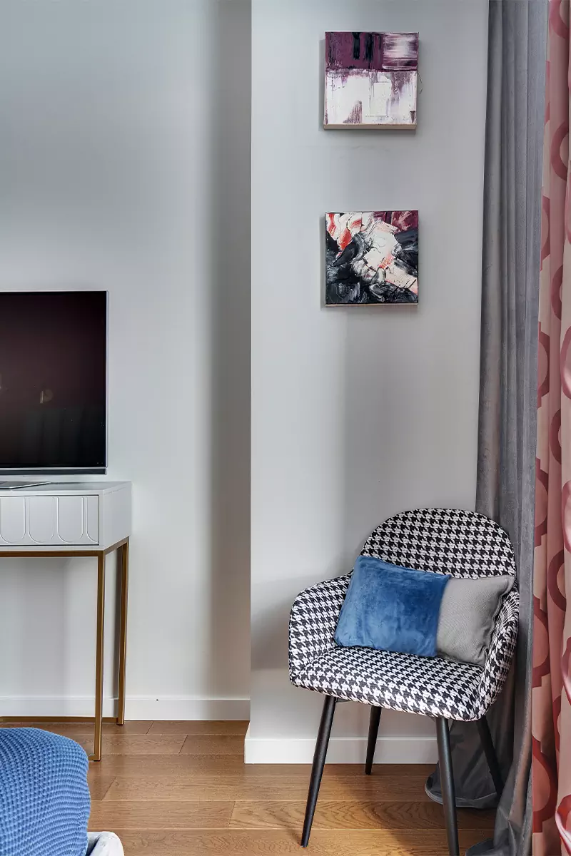 Вкрапления цвета в интерьере квартиры для семьи с тремя детьми — проект Ксении Харламовой