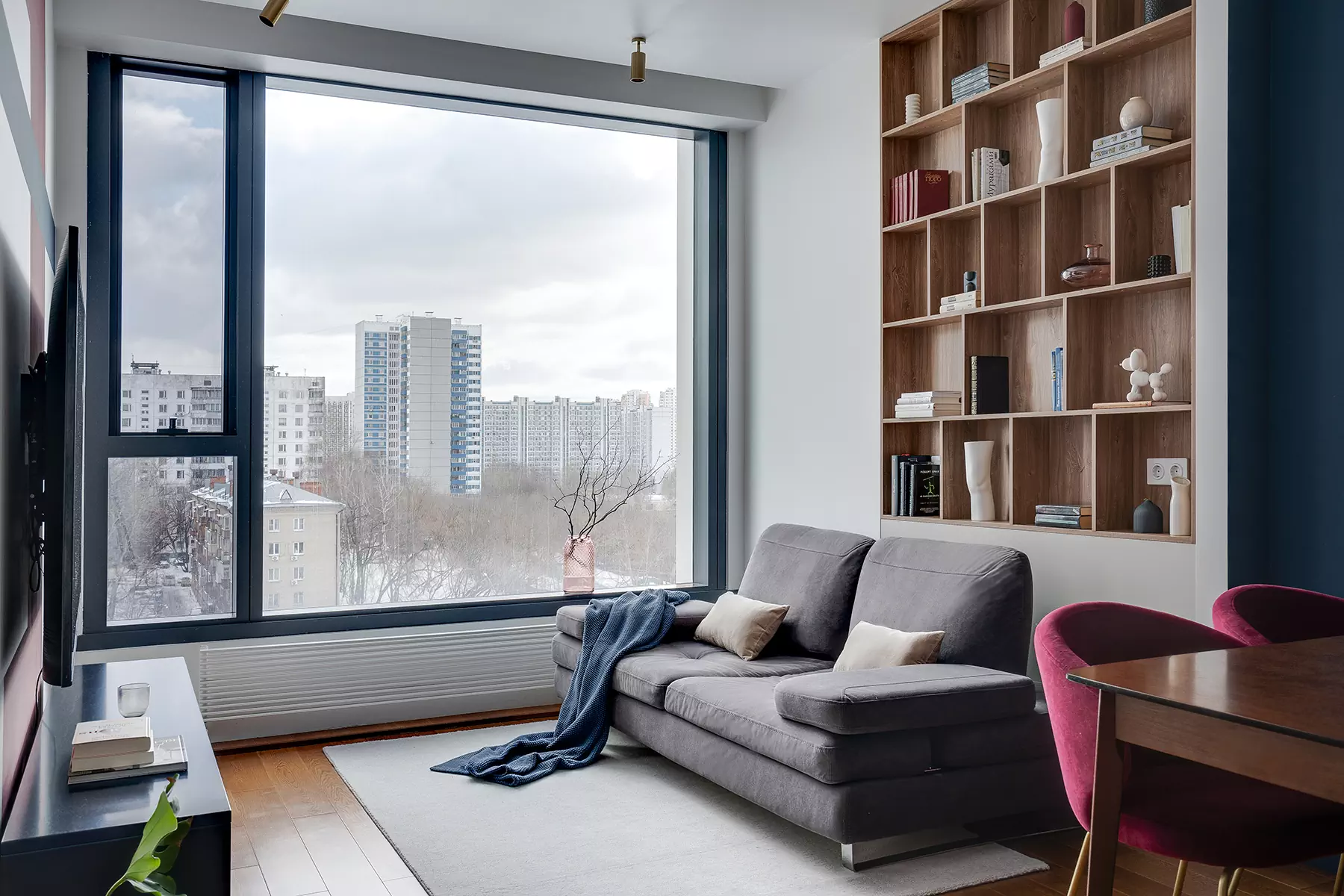 Вкрапления цвета в интерьере квартиры для семьи с тремя детьми — проект Ксении Харламовой