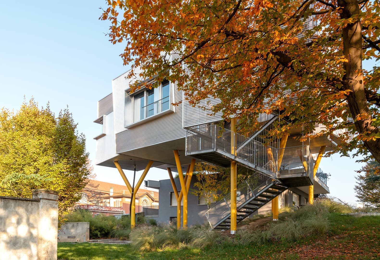 Игра с гравитацией: дом «на ножках» по проекту ELASTICOFarm