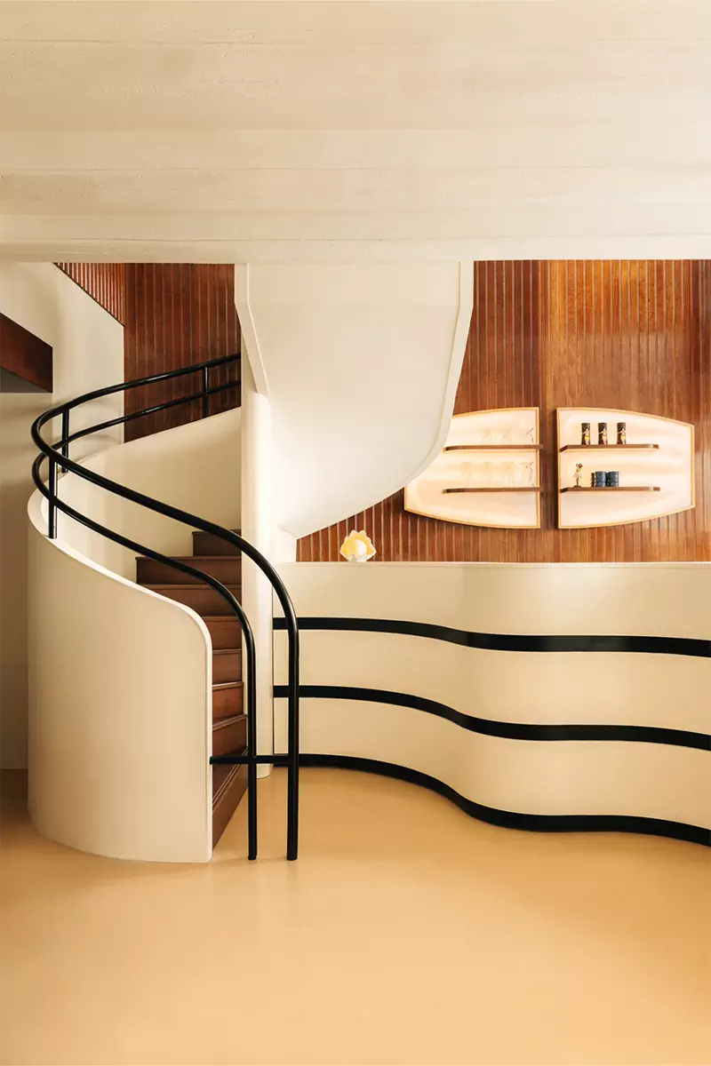 Элементы ар-деко и романтика круизных лайнеров в интерьере французской бургерной — проект Руди Генера