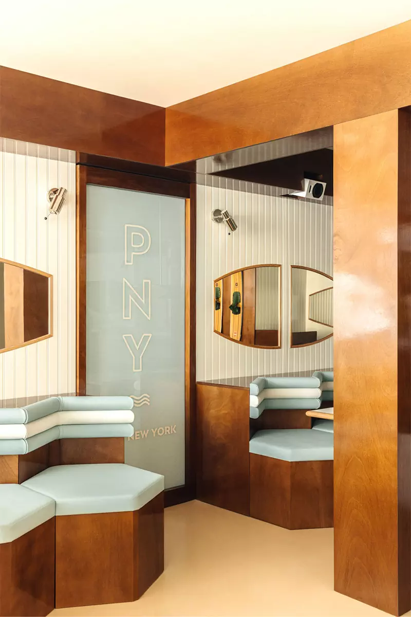 Элементы ар-деко и романтика круизных лайнеров в интерьере французской бургерной — проект Руди Генера