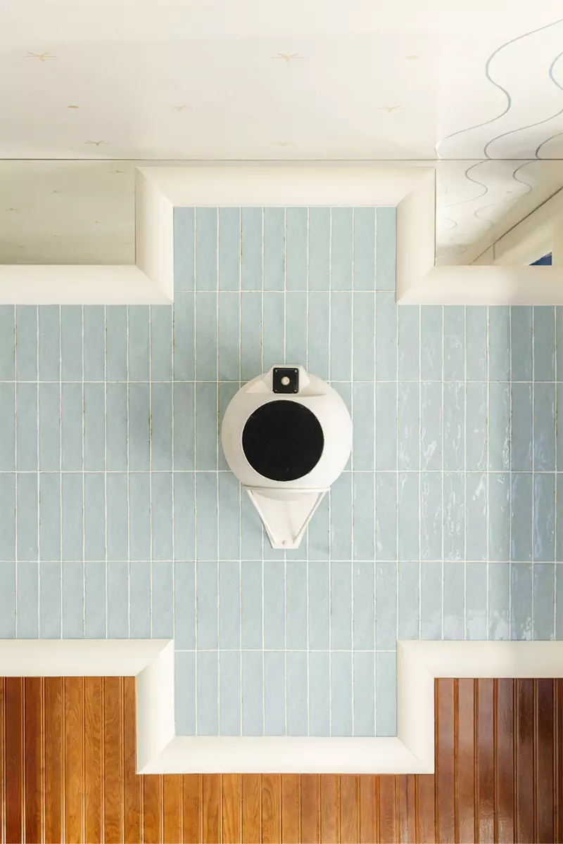 Элементы ар-деко и романтика круизных лайнеров в интерьере французской бургерной — проект Руди Генера