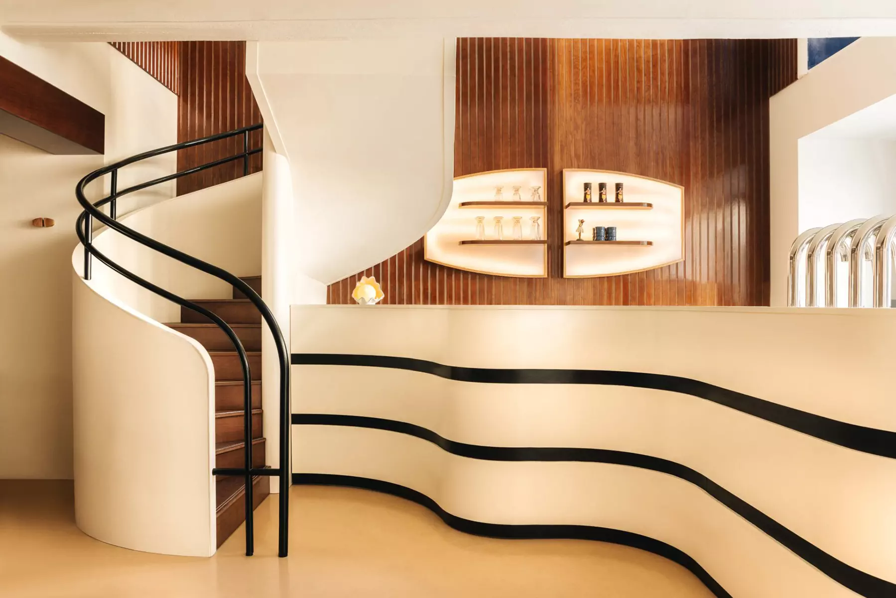 Элементы ар-деко и романтика круизных лайнеров в интерьере французской бургерной — проект Руди Генера