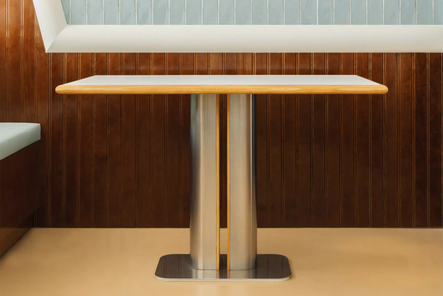 Элементы ар-деко и романтика круизных лайнеров в интерьере французской бургерной — проект Руди Генера