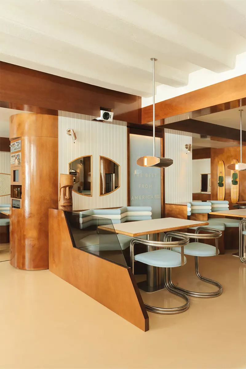 Элементы ар-деко и романтика круизных лайнеров в интерьере французской бургерной — проект Руди Генера